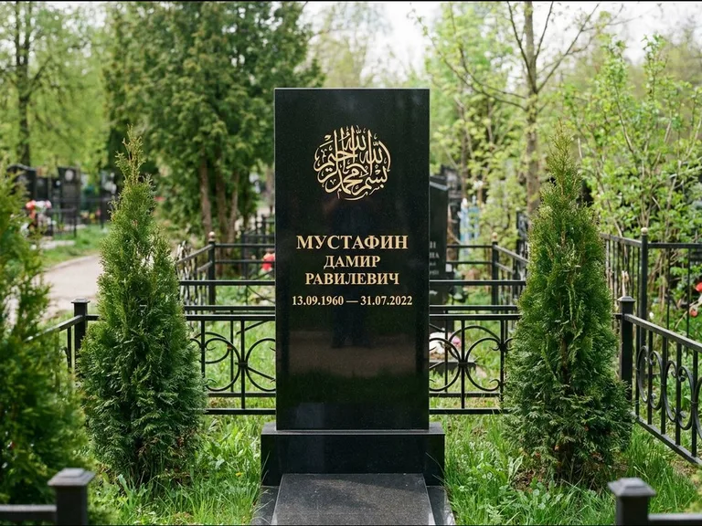 Мусульманский памятник — шахада в верхней части стелы, работа «Мустафин» в Оренбурге
