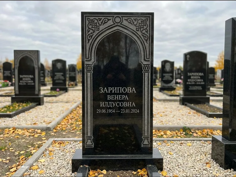 Мусульманский памятник: фигурная стела с михраб-нишей — гравировка мечети в михраб-арке с орнаментом, светлая гравийная отсыпка, работа «Зарипова» в Оренбурге