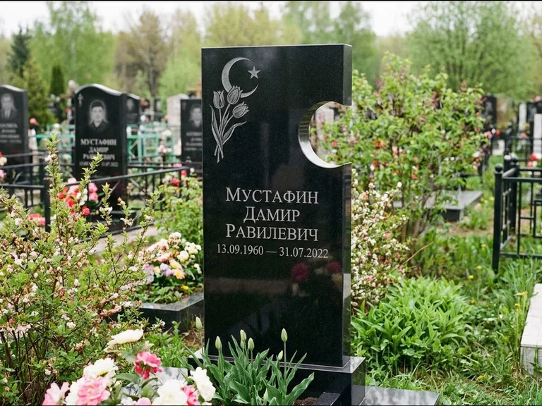 Мусульманский памятник: стела с боковым вырезом в форме полумесяца — гравировка минарета с полумесяцем, низкие кусты в цвету, работа «Мустафин» в Оренбурге