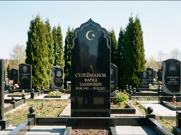 Мусульманский памятник: стела с резным восточным навершием-пиштаком — белая гравировка силуэта мечети с минаретами, высокие туи полукругом, работа «Сулейманов» в Оренбурге