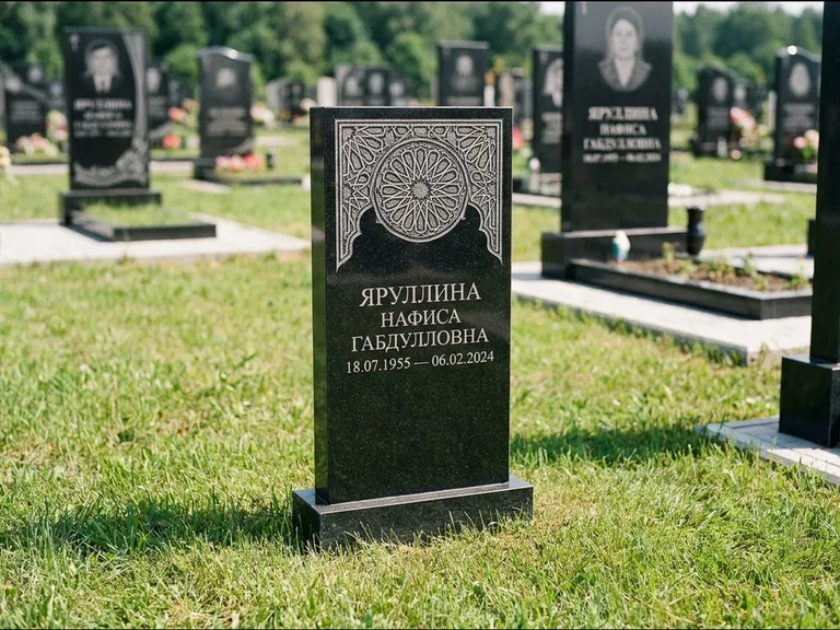 Мусульманский памятник: небольшая скромная невысокая стела — золочёная гравировка мечети, аккуратный участок с газоном, работа «Фахрутдинова» в Оренбурге