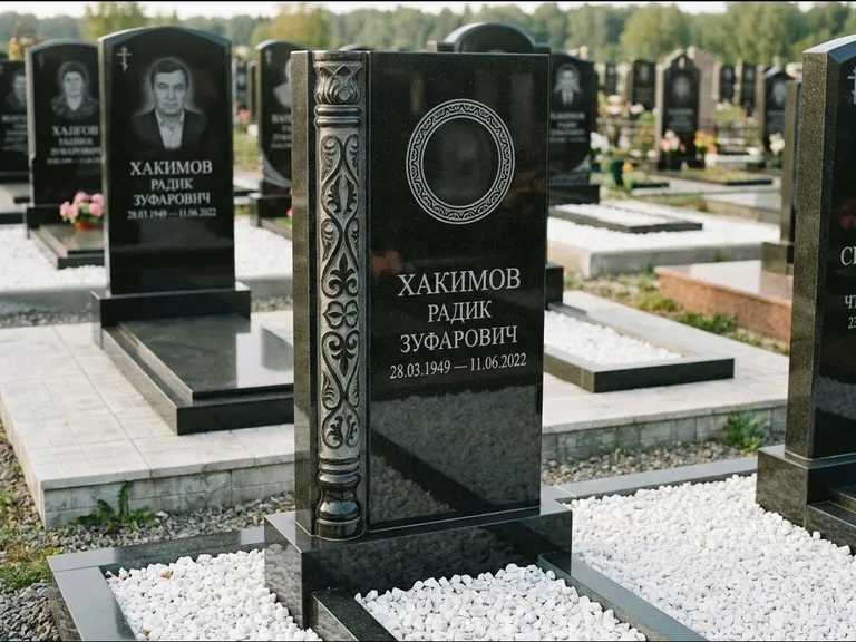 Мусульманский памятник: стела с боковой резной орнаментальной колонной — детализированная гравировка мечети Кул-Шариф, белая мраморная крошка, работа «Хабибуллин» в Оренбурге