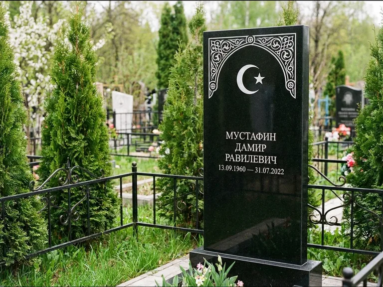 Мусульманский памятник — полумесяц со звездой и орнамент-бордюр, работа «Мустафин» в Оренбурге