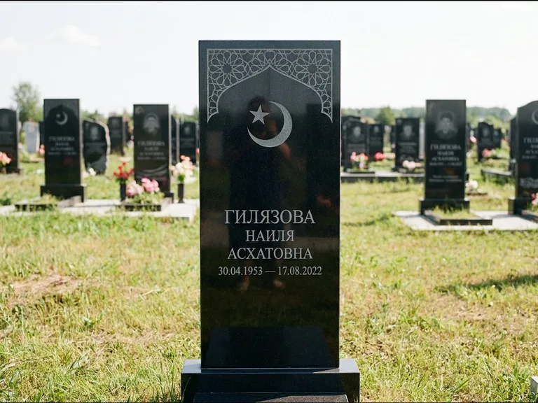 Мусульманский памятник: узкая вертикальная стела-пилон с полумесяцем — гравировка мечети в михраб-арке с орнаментом, открытая лужайка без ограды, работа «Ибрагимова» в Оренбурге