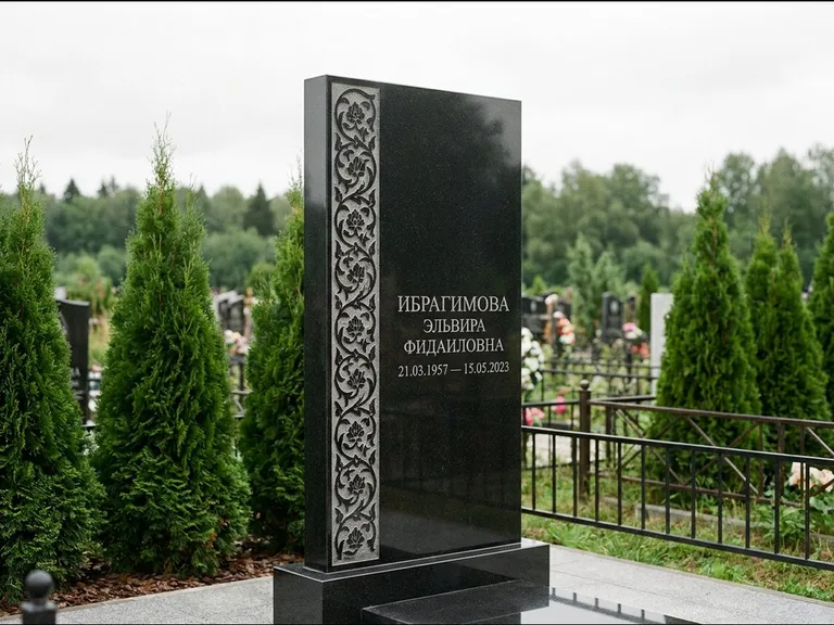 Мусульманский памятник — колонна ислими по краю стелы, работа «Ибрагимова» в Оренбурге
