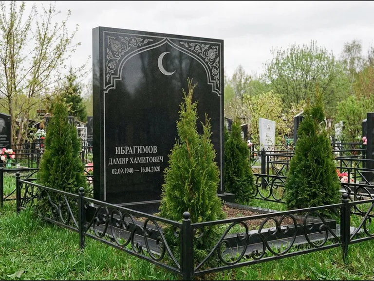 Памятник с гравировкой полумесяца — гравировка полумесяца в восточной арке с орнаментом, работа «Ибрагимов» в Оренбурге