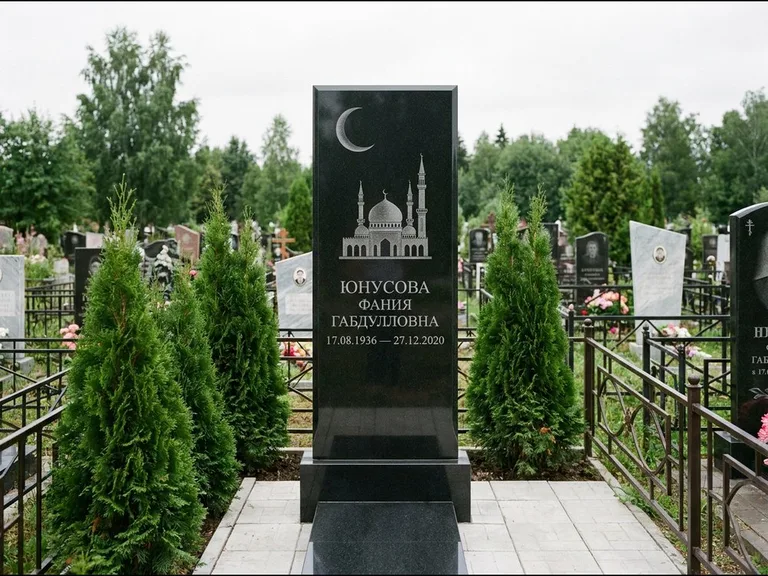 Памятник с гравировкой полумесяца — гравировка полумесяца над силуэтом мечети, работа «Юнусова» в Оренбурге