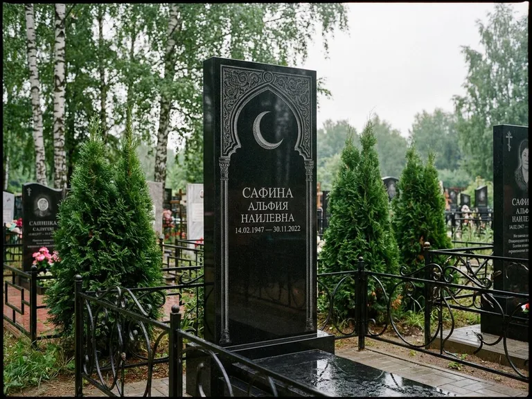 Памятник с гравировкой полумесяца — гравировка полумесяца в восточной арке с орнаментом, работа «Сафина» в Оренбурге