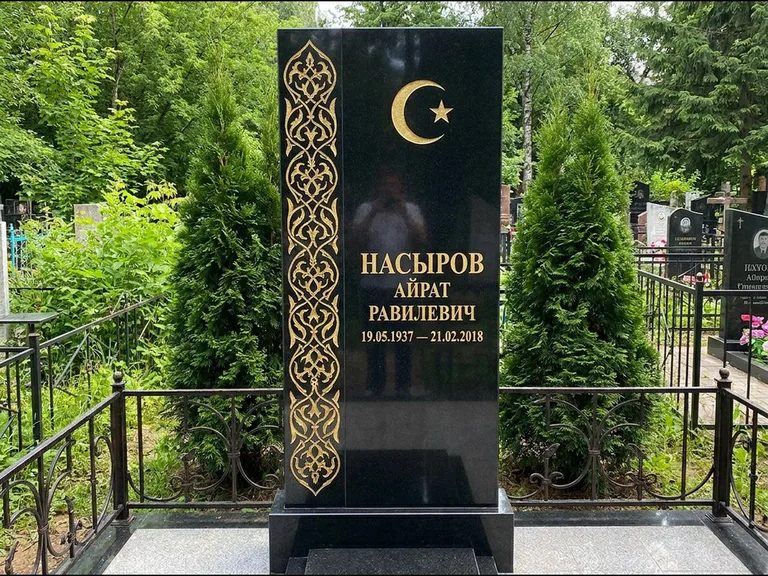 Памятник с гравировкой полумесяца — золочёный полумесяц и колонна растительного орнамента-ислими, работа «Насыров» в Оренбурге