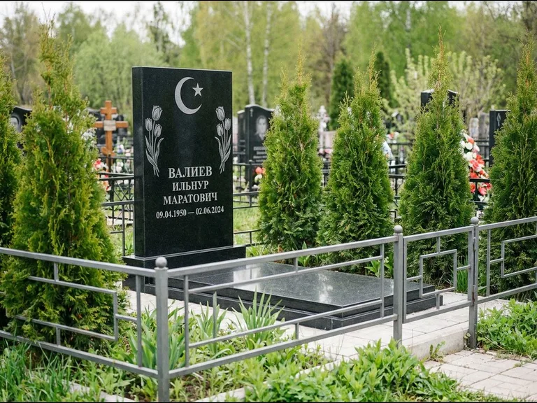 Памятник с гравировкой полумесяца — гравировка полумесяца со звездой и тюльпанами по бокам, работа «Валиев» в Оренбурге