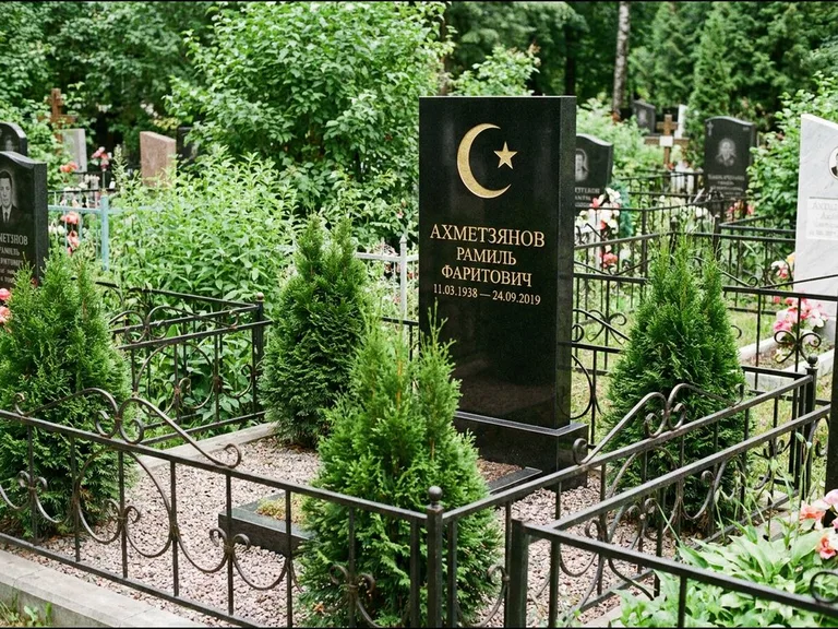 Памятник с гравировкой полумесяца — золочёная гравировка полумесяца со звездой в верхней части с, работа «Ахметзянов» в Оренбурге