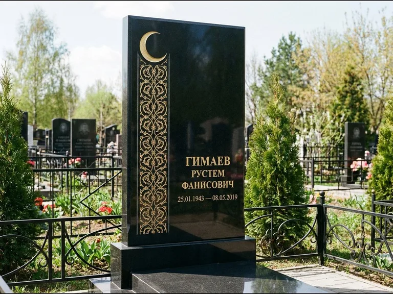 Памятник с гравировкой полумесяца — золочёный полумесяц и колонна растительного орнамента-ислими, работа «Гимаев» в Оренбурге