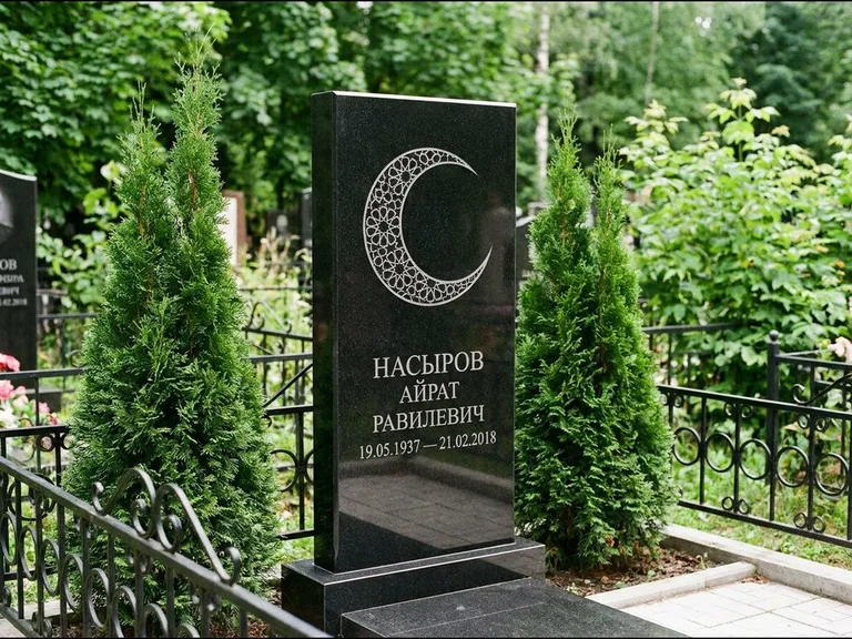 Памятник с гравировкой полумесяца — гравировка полумесяца в геометрическом орнаменте-гирихе, работа «Насыров» в Оренбурге