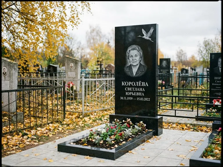 Памятник с гравировкой журавлей — белая гравировка клина журавлей, уходящего в верхний угол ст, работа «Королёва» в Оренбурге