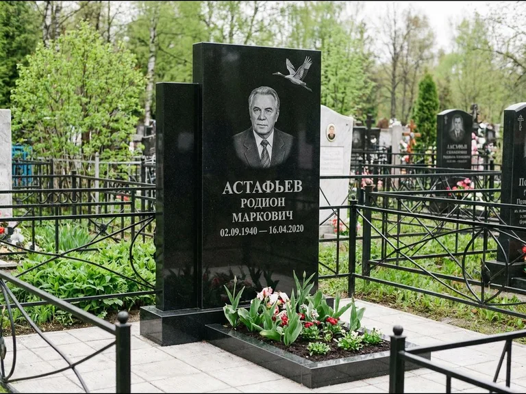 Памятник с гравировкой журавлей — гравировка одиночного летящего журавля над портретом, работа «Астафьев» в Оренбурге