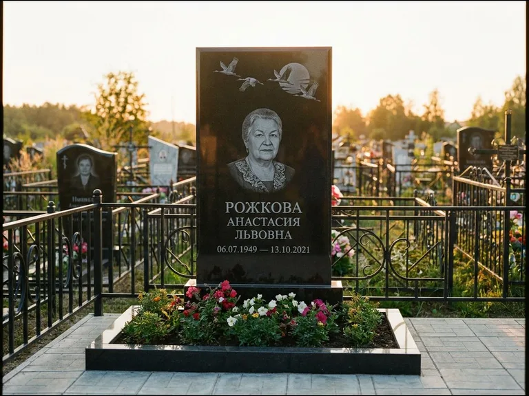Памятник с гравировкой журавлей — гравировка клина журавлей на фоне солнечного диска, работа «Рожкова» в Оренбурге