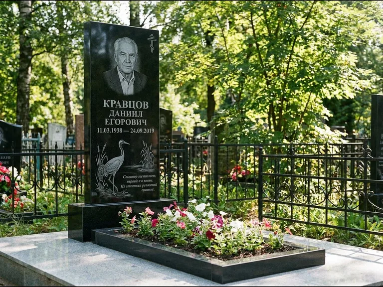 Памятник с гравировкой журавлей — гравировка журавля у камышей рядом с эпитафией, работа «Кравцов» в Оренбурге