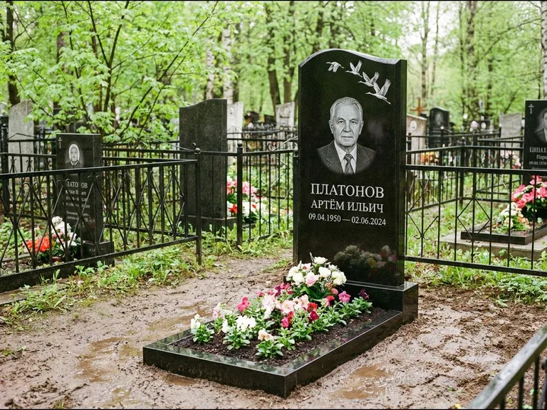 Памятник с гравировкой журавлей — белая гравировка клина журавлей, уходящего в верхний угол ст, работа «Платонов» в Оренбурге