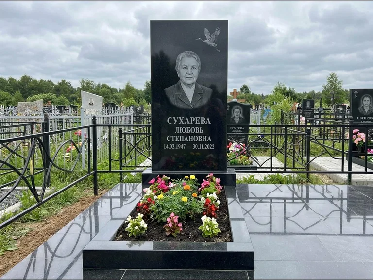 Памятник с гравировкой журавлей — гравировка одиночного летящего журавля над портретом, работа «Сухарева» в Оренбурге