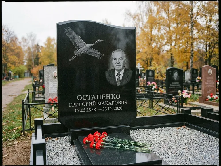 Памятник с гравировкой журавлей — гравировка журавлей, работа «Остапенко» в Оренбурге