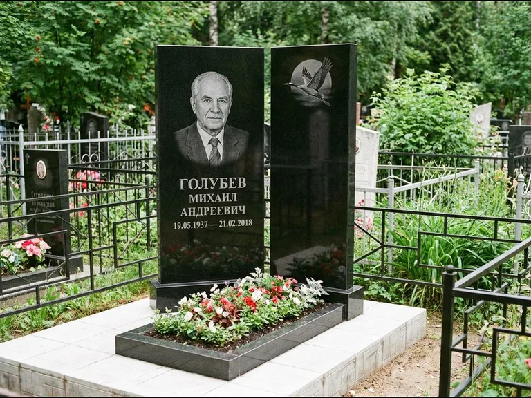 Памятник с гравировкой журавлей — гравировка клина журавлей на фоне солнечного диска, работа «Голубев» в Оренбурге