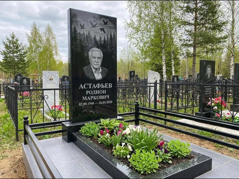 Памятник с гравировкой журавлей — гравировка силуэтов журавлей над еловым лесом, работа «Астафьев» в Оренбурге