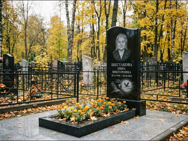 Памятник с гравировкой журавлей — гравировка клина журавлей на фоне солнечного диска, работа «Шестакова» в Оренбурге