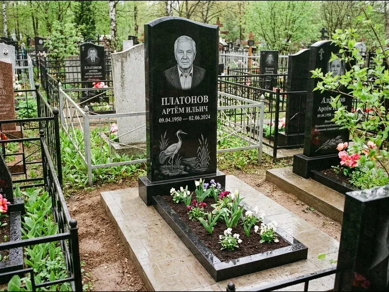 Памятник с гравировкой журавлей — гравировка журавля у камышей рядом с эпитафией, работа «Платонов» в Оренбурге