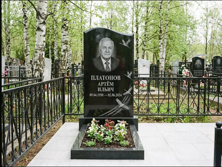 Памятник с гравировкой журавлей — гравировка трёх журавлей по диагонали через свободное поле с, работа «Платонов» в Оренбурге