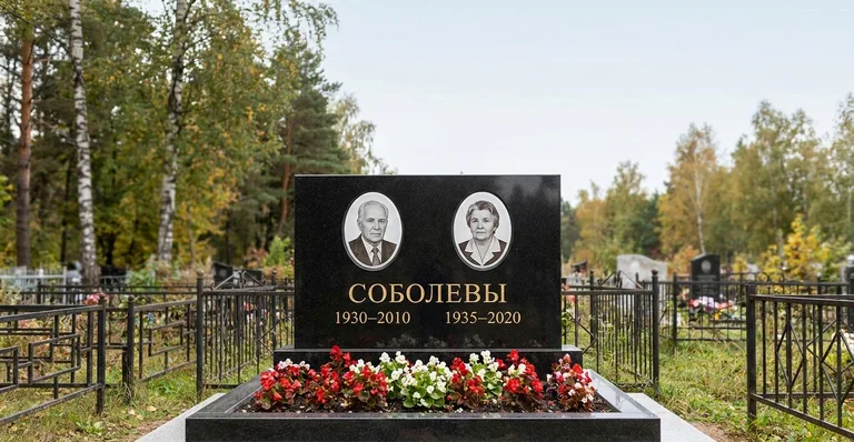 Гранитный памятник с портретом, Памятники мастерской «Мастер Каменев» на кладбищах Казани