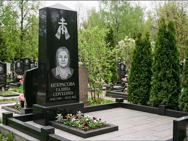 Памятник из чёрного гранита — стела-пилон с ажурным резным крестом, работа «Ерофеева» в Оренбурге