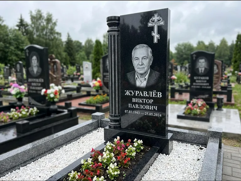 Памятник из чёрного гранита — семейный мемориал из двух стел с крестом с рушником, работа «Гущин» в Оренбурге