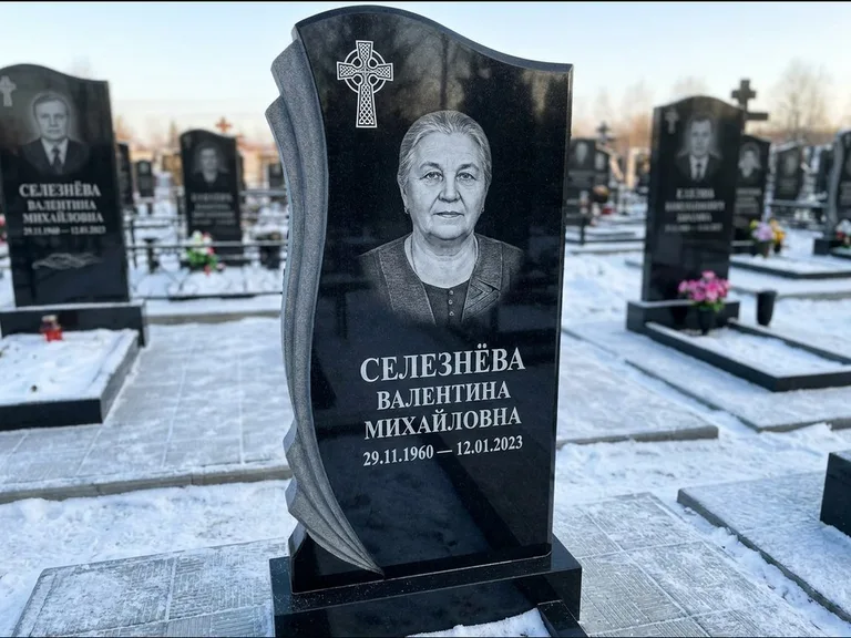 Памятник из чёрного гранита — восьмигранный обелиск с кельтским крестом, работа «Некрасова» в Оренбурге