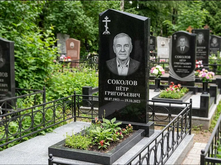 Памятник из чёрного гранита — полукруглая стела с крестом на Голгофе, работа «Журавлёв» в Оренбурге