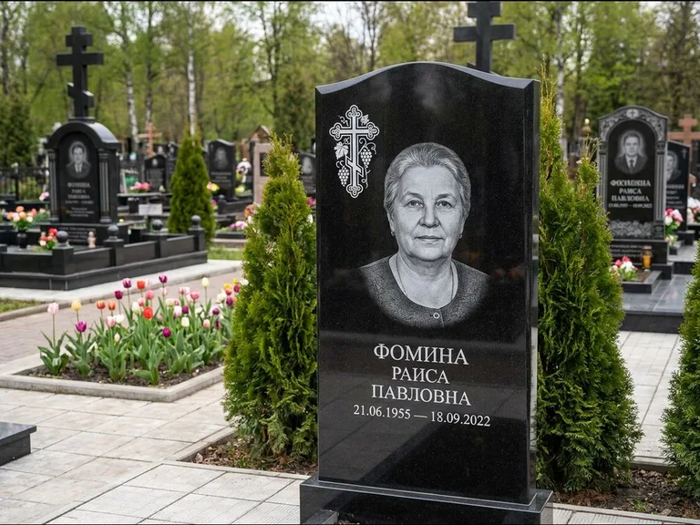 Памятник из чёрного гранита — двухцветная стела с крестом с распятием, работа «Одинцова» в Оренбурге