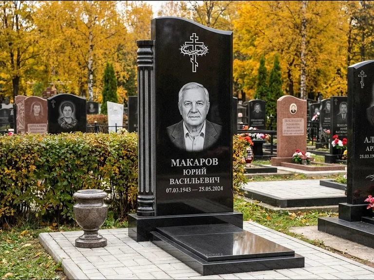 Памятник из чёрного гранита — асимметричная стела с крестом с рушником, работа «Панкратов» в Оренбурге