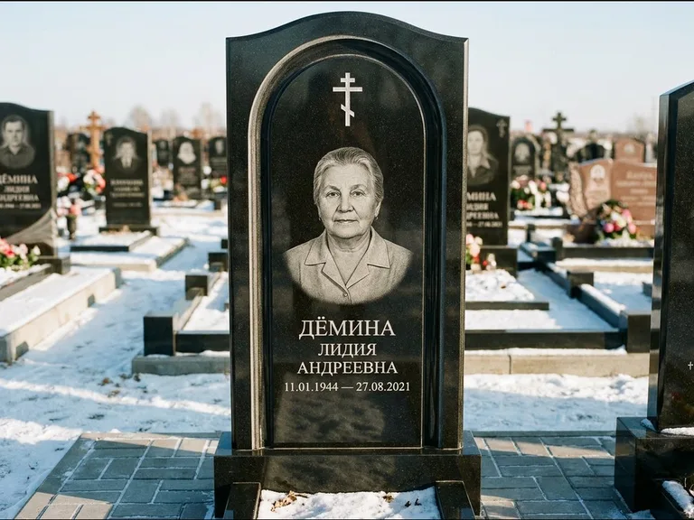Памятник из чёрного гранита — стела-триптих с крестом с терновым венцом, работа «Ерофеева» в Оренбурге