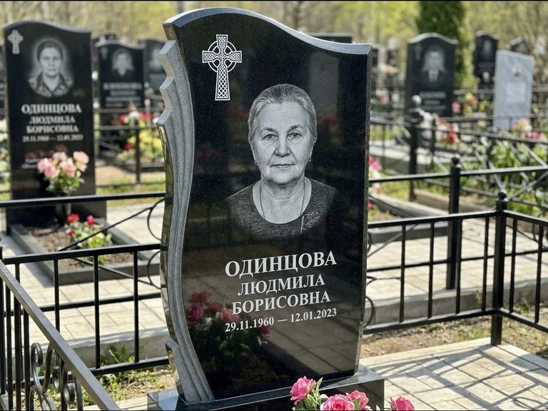 Памятник из чёрного гранита — стела с портретным овалом с кельтским крестом, работа «Савельева» в Оренбурге