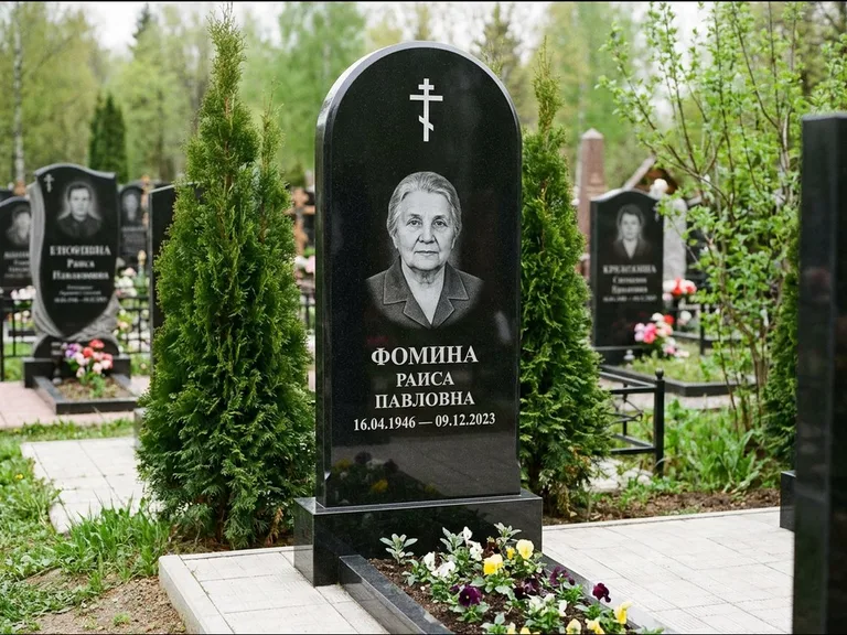 Памятник из чёрного гранита — вертикальная стела с латинским крестом, работа «Некрасова» в Оренбурге