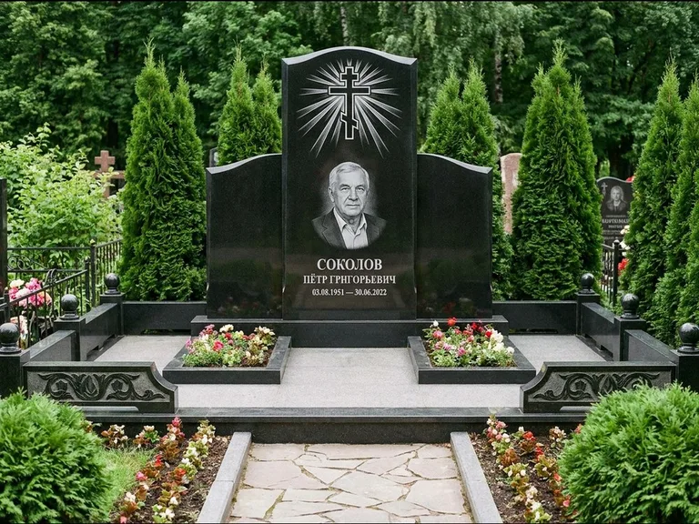 Памятник из чёрного гранита — низкая стела с крестом сбоку с золочёным крестом, работа «Верещагин» в Оренбурге