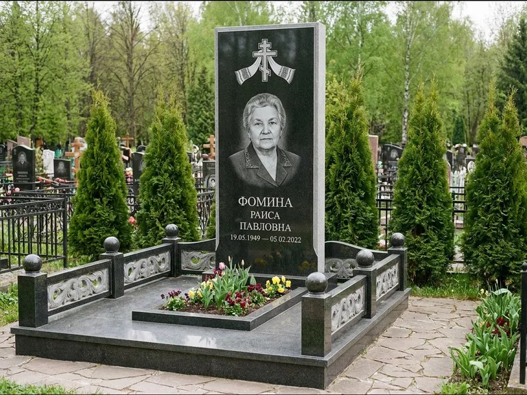 Памятник из чёрного гранита — семейный мемориал с ажурным резным крестом, работа «Мельникова» в Оренбурге