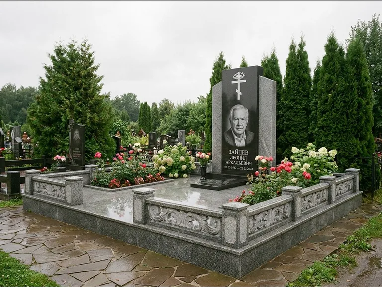 Памятник из чёрного гранита — стела с двумя портретами с крестом с рушником, работа «Богданов» в Оренбурге