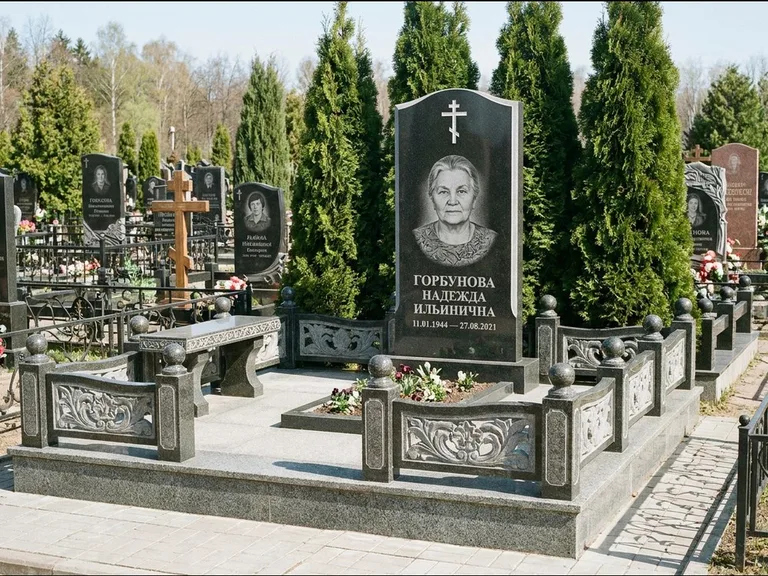 Памятник из чёрного гранита — стела с золочёным крестом с крестом с терновым венцом, работа «Селезнёва» в Оренбурге