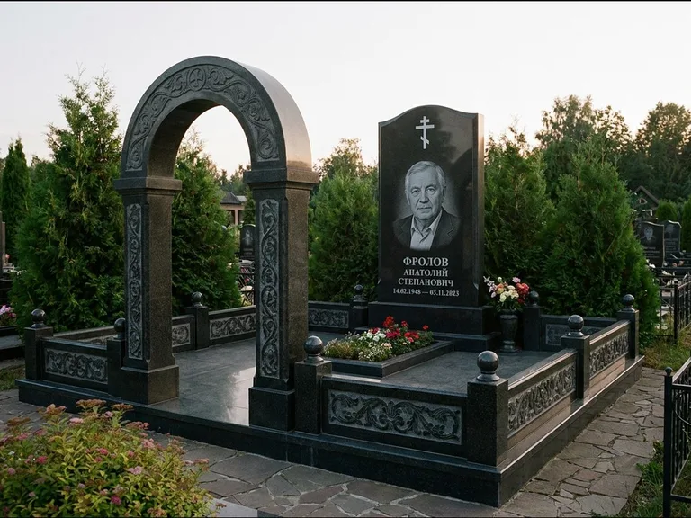 Памятник из чёрного гранита — высокая стела с процветшим крестом с православным восьмиконечным крестом, работа «Панкратов» в Оренбурге