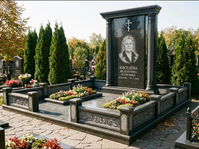 Памятник из чёрного гранита — стела с кельтским крестом с латинским крестом, работа «Ерофеева» в Оренбурге