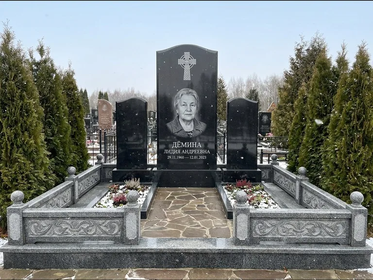Памятник из чёрного гранита — стела с крестом и ветвью с кельтским крестом, работа «Лаврентьева» в Оренбурге