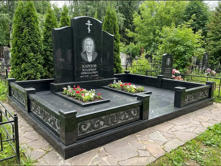 Памятник из чёрного гранита — двойная семейная стела с крестом на Голгофе, работа «Тихонов» в Оренбурге
