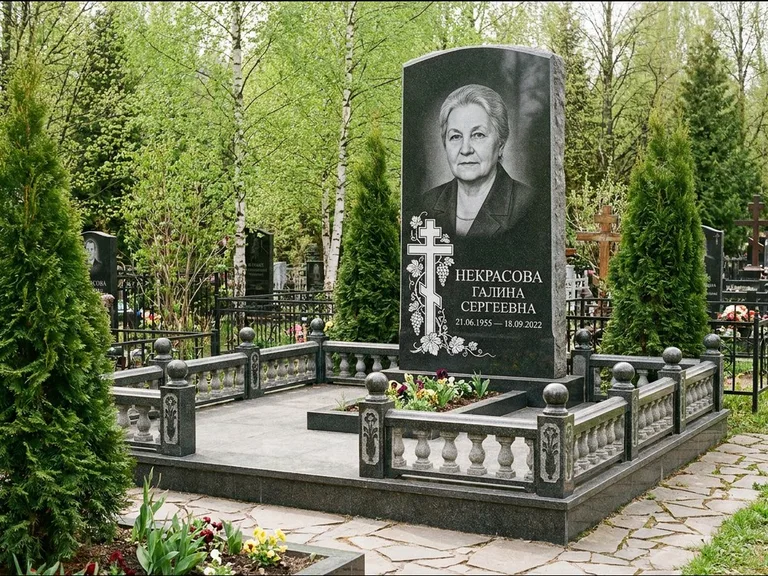 Памятник из чёрного гранита — стела с крестом и книгой с крестом с распятием, работа «Савельева» в Оренбурге
