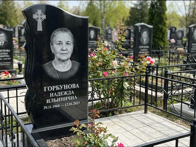 Памятник из чёрного гранита — высокий обелиск с кельтским крестом, работа «Одинцова» в Оренбурге