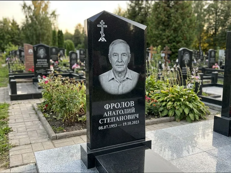 Памятник из чёрного гранита — стела со столиком и скамьёй с крестом на Голгофе, работа «Верещагин» в Оренбурге